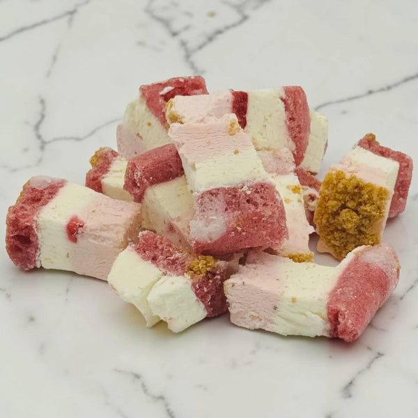 Strawberry Silk Slice – gefriergetrocknete Süßigkeit von Melfmade Munchies aus Hamburg